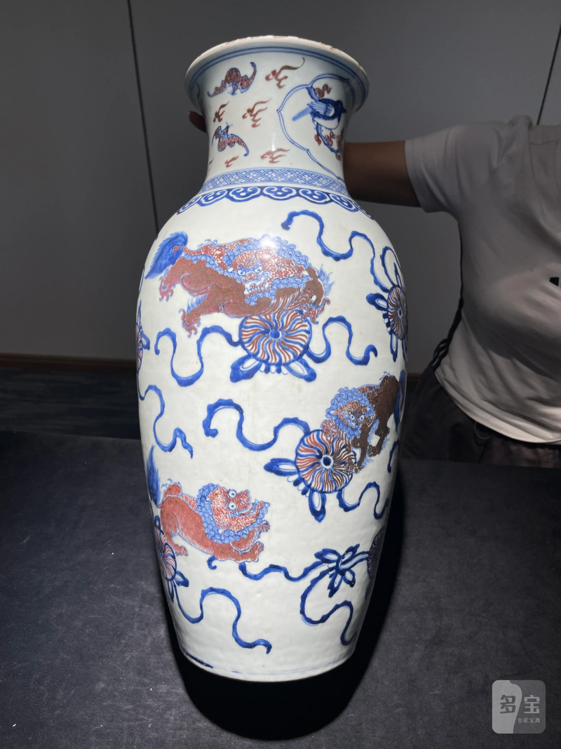 清乾隆 青花釉里红狮子绣球纹观音瓶 - 图4